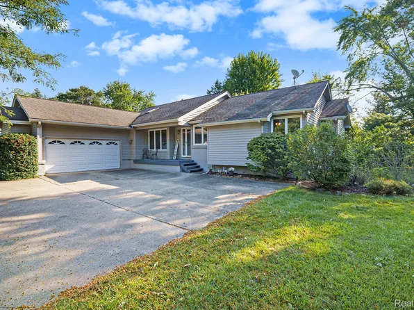 845 Hemingway Rd, Lake Orion, MI 48362