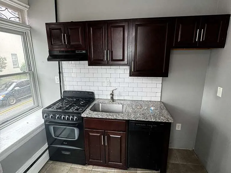 200 E Hanover St #1F — Photo 1