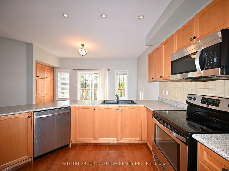 28 Silvercreek Cres #UPPER — Photo 6