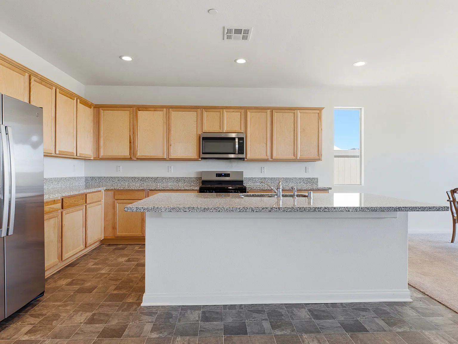 6 bed, 2584 sqft, $1,050 — Photo 4