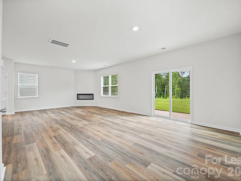 1010 Two Brothers Ln — Photo 7
