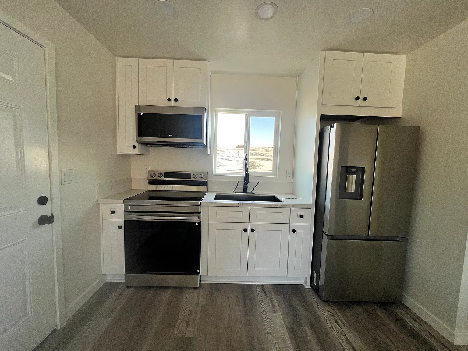1 bed, 400 sqft, $2,200 — Photo 3