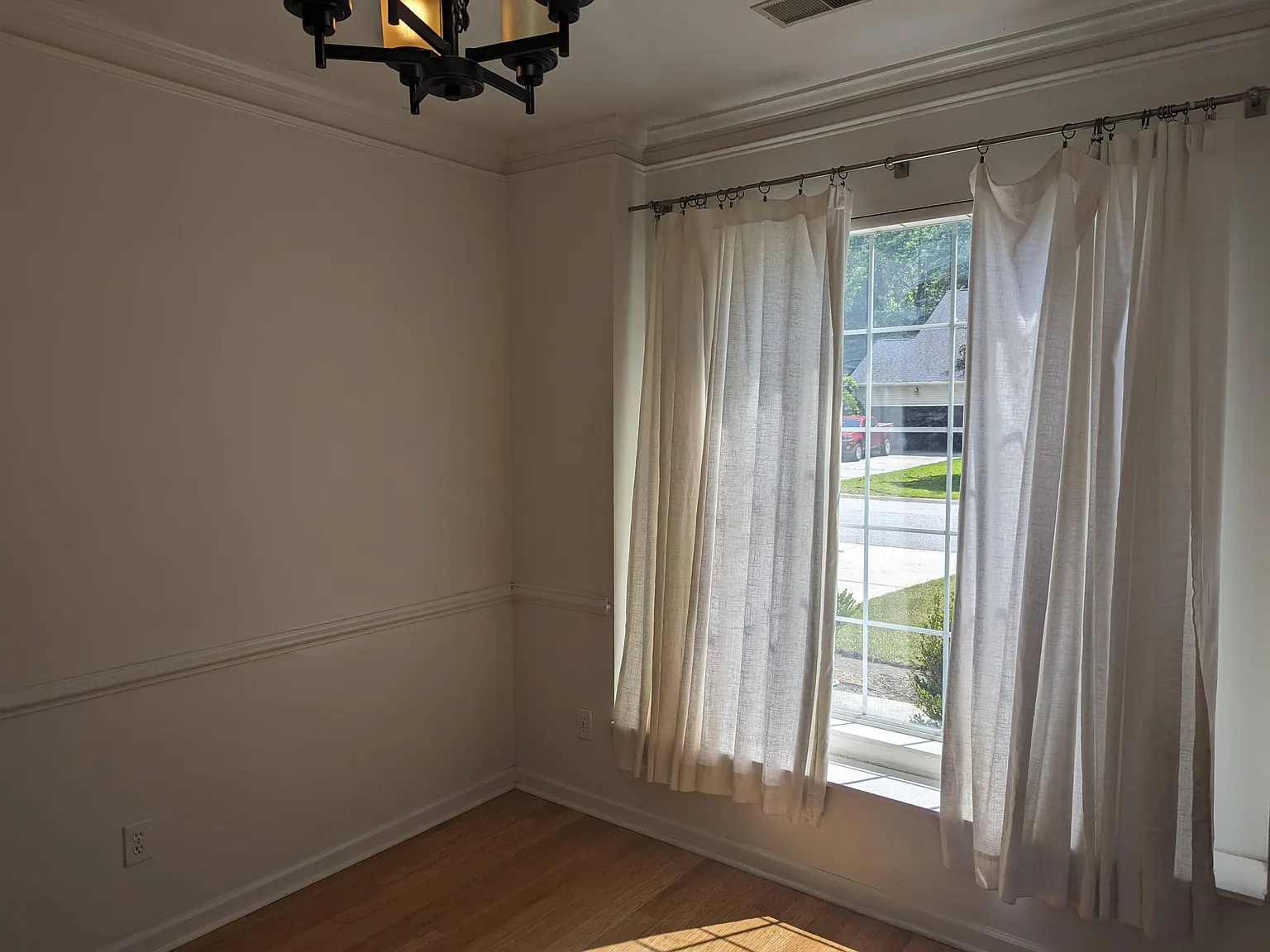 4 bed, 2.5 bath, 2221 sqft, $3,999 — Photo 3
