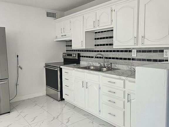 5th image of 608 Doris Pl