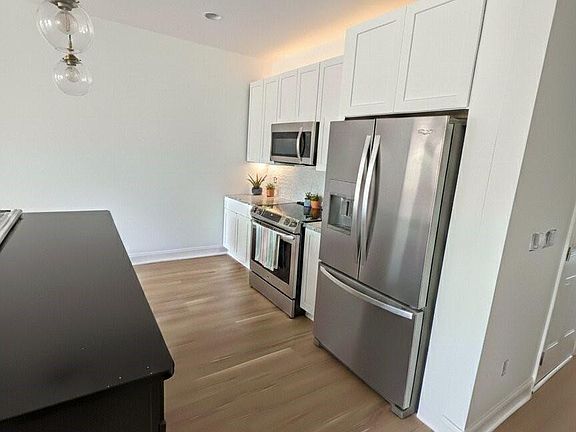 5th image of 266 Basswood Rd