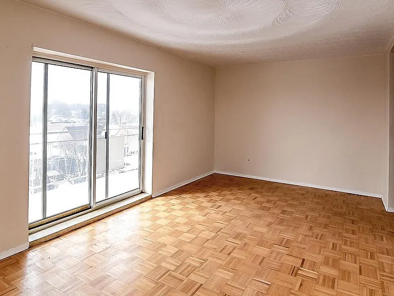 54 Mohawk Rd W — Photo 4