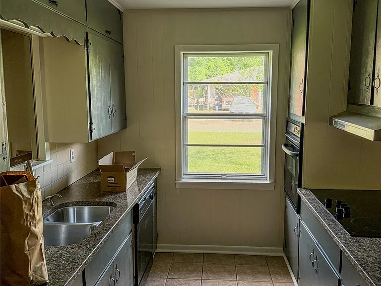 109 Lakeway Dr — Photo 7