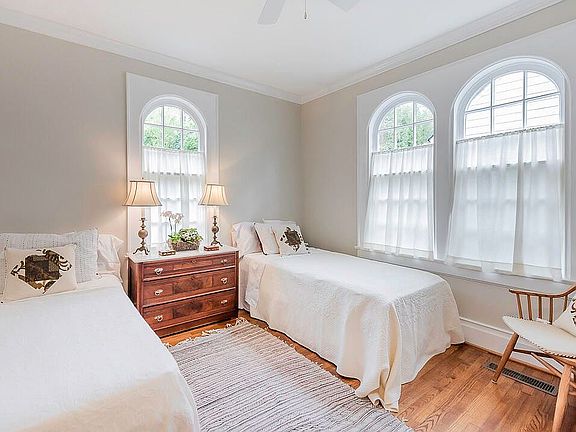 4th image of 710 Dartmouth St