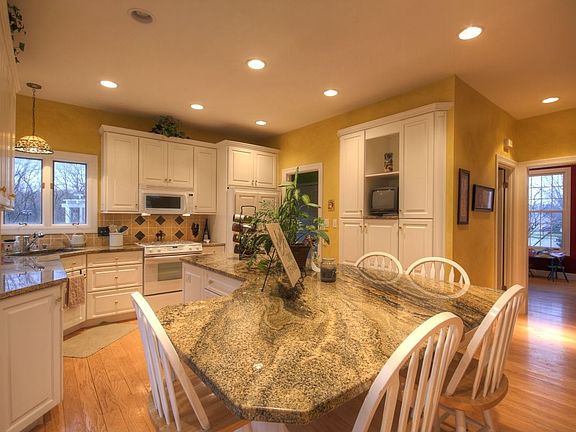3rd image of 725 Juniper Glen Ct