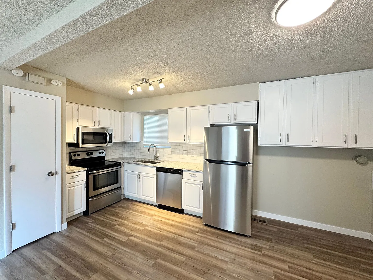 Comfortable 2 Bed/2 Bath in Central Colorado Springs — Photo 3