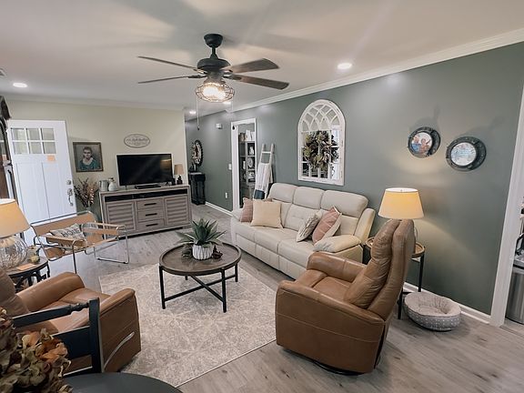 4th image of 221 Jackson Cir