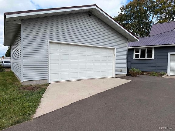 4th image of 303 Maple St