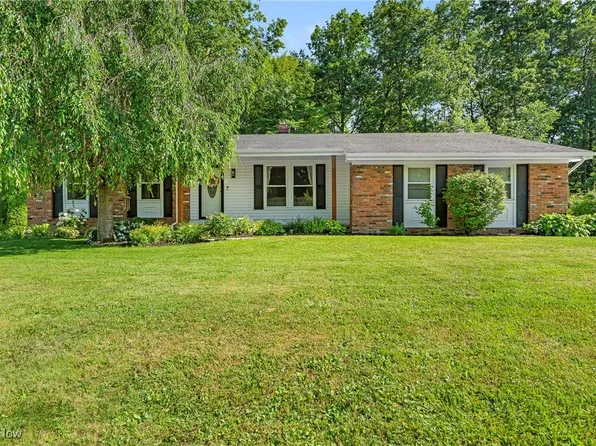 300 Chatham Dr, Aurora, OH 44202