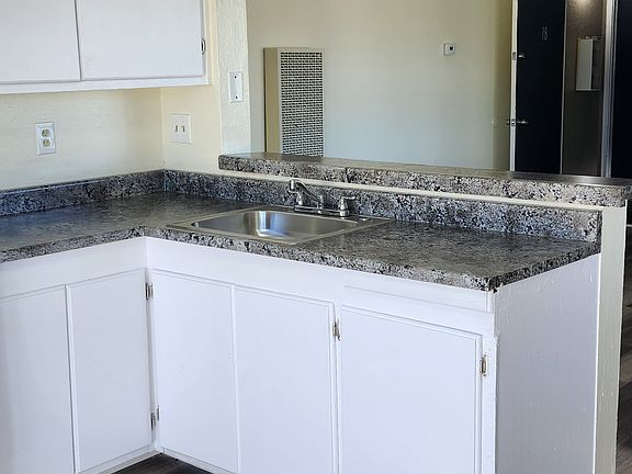 2nd image of 1403 Phoenix Dr APT 12