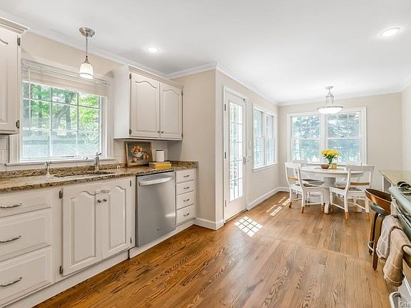 5th image of 416 Bedford Rd