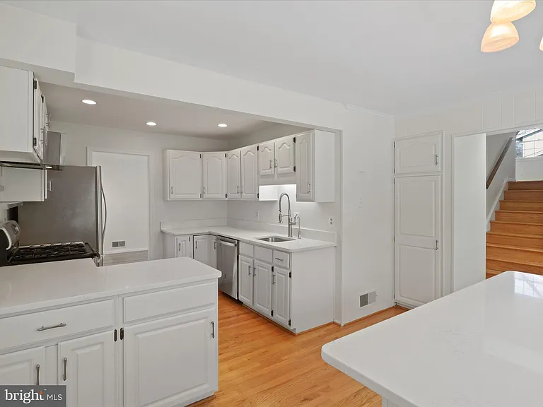 5200 Holden St — Photo 16