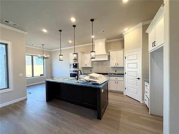 4th image of 2120 Porter St