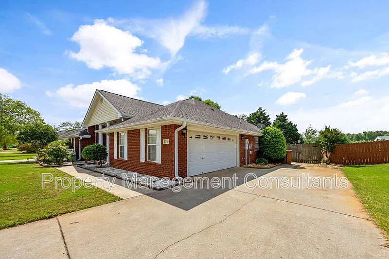 4 bed, 2.0 bath, 2100 sqft, $2,850 — Photo 3
