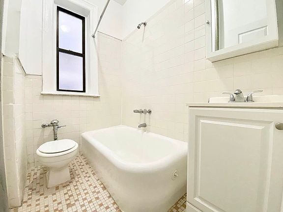 5th image of 160 Fenimore St APT 1L