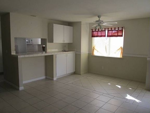 Dinning Area w/Wet Bar