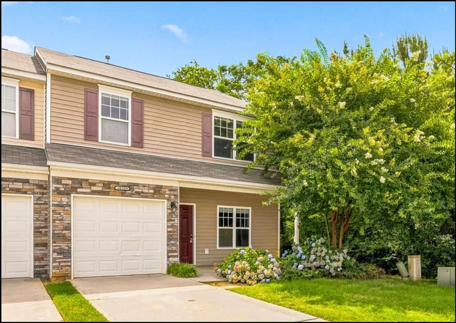 3BR/3BA End-Unit Townhome Near UNC Charlotte — Photo 1
