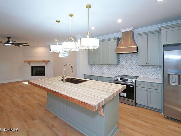 3rd image of 1057 Greenbriar Drive