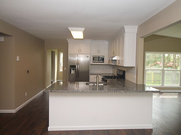 5th image of 753 Rebecca Ave