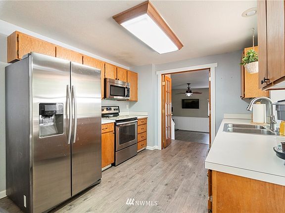 2 yr old SS kitchen Appliances stay, new plank flooring
