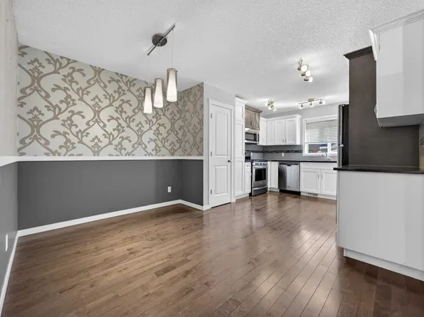 312 W Willow St, Cochrane, AB T4C 0Y9