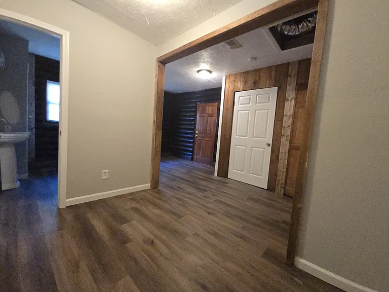 1099 W Hall Ave — Photo 7