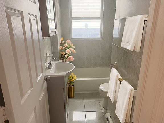 2nd image of 210 Beach 32nd St #2R