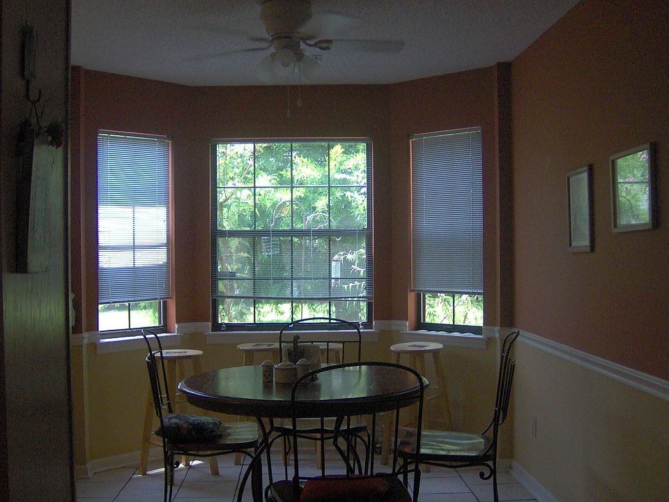 Kitchen breakfast area
