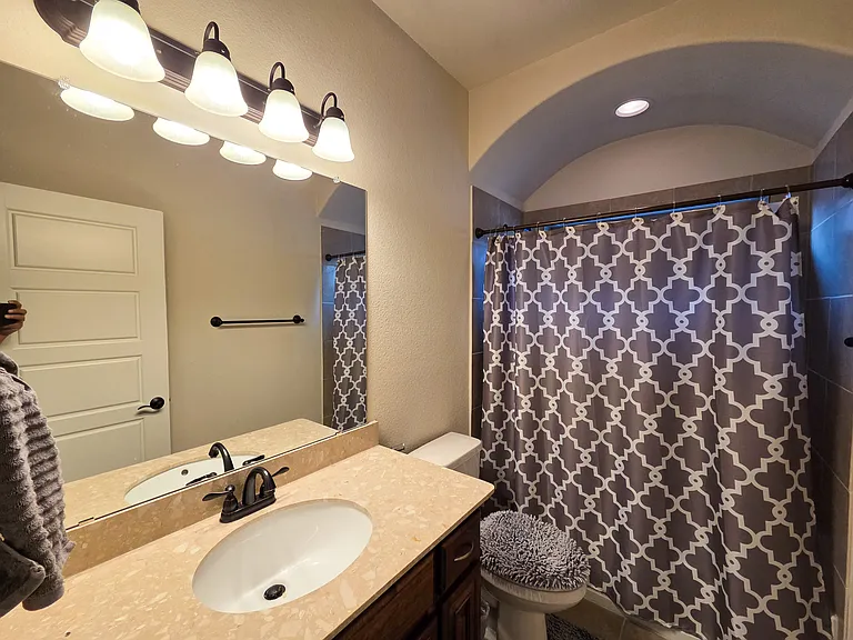Guest Bathroom 4a (Upstairs)
