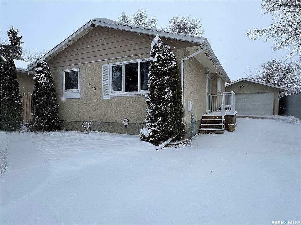 1st image of 430 Mowat Cres