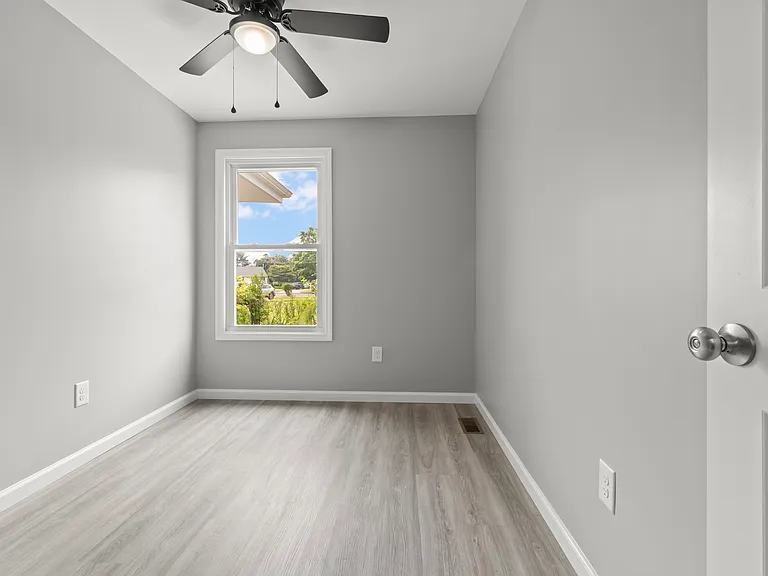 615 Fairmount Dr — Photo 7