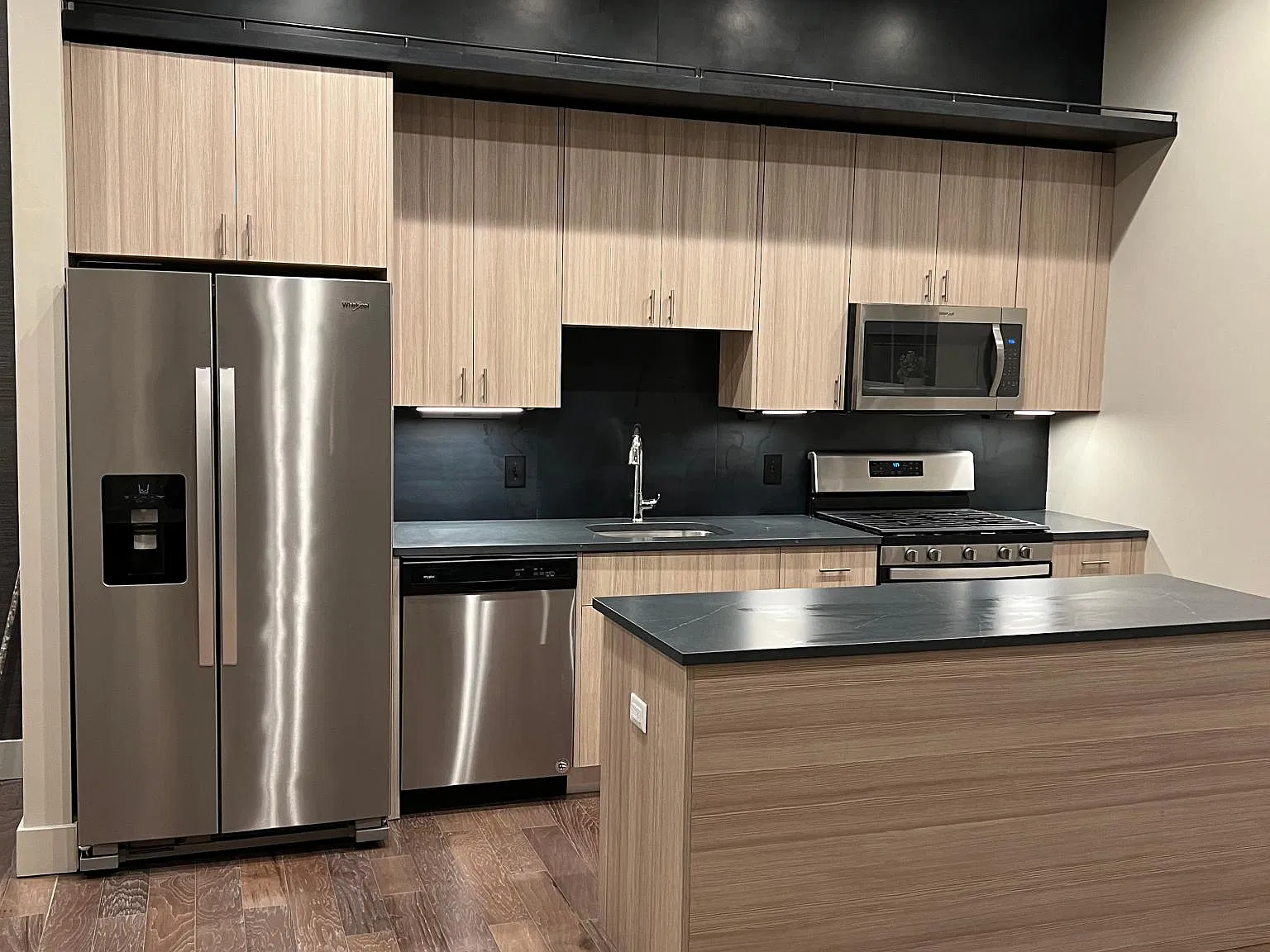 2 bed, 2.5 bath, 1300 sqft, $3,450 — Photo 3