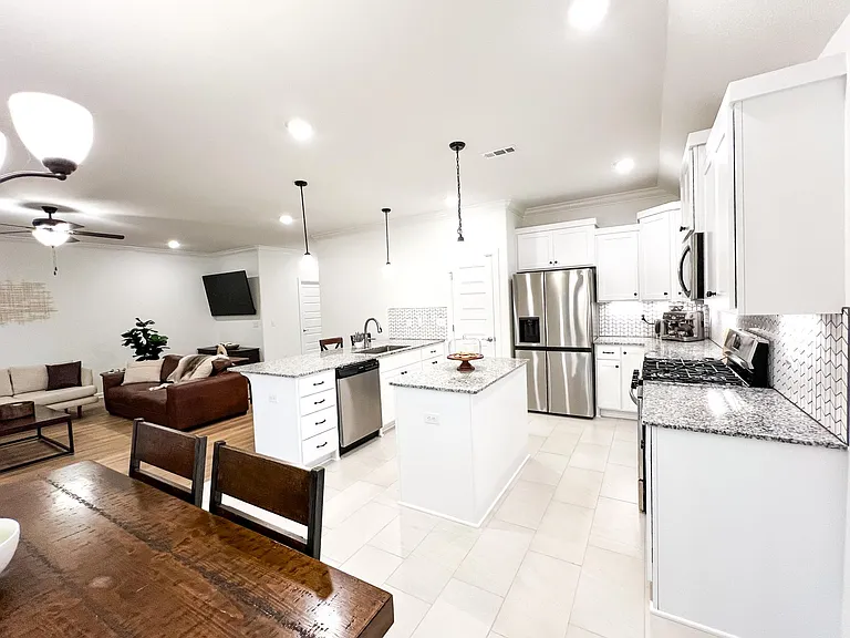 310 W Tyler Rd — Photo 6