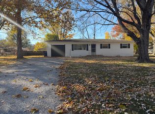 572 Meadow Ln, Zionsville, IN 46077