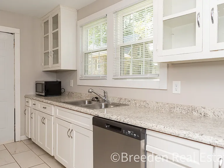 207 Jefferson St — Photo 3