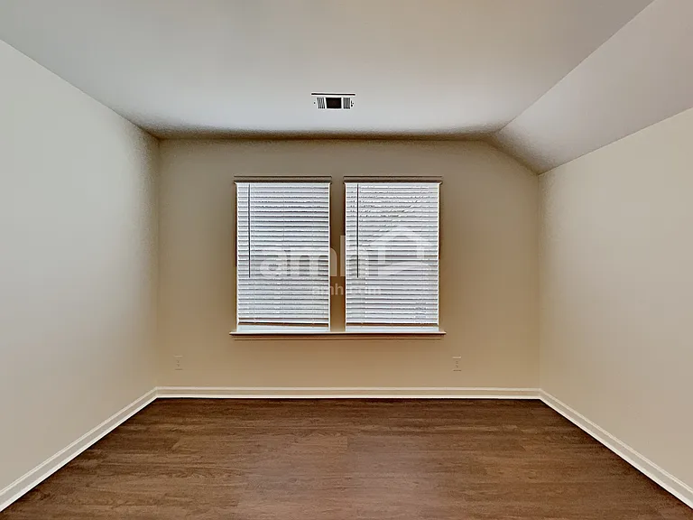 180 Landsdown Xing — Photo 12