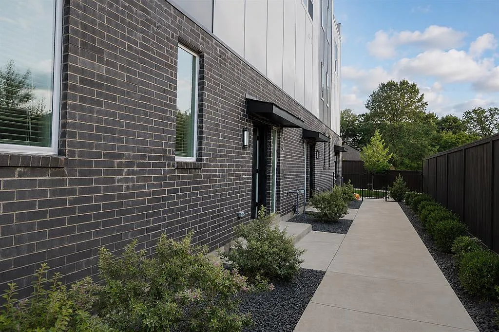2 bed, 2.5 bath, 1755 sqft, $2,850 — Photo 1