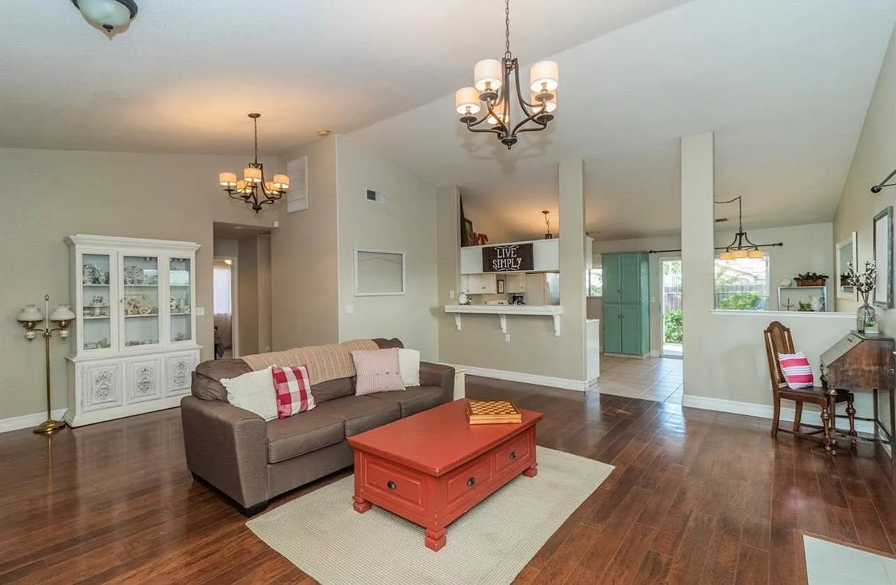 3 bed, 1320 sqft, $2,300 — Photo 2