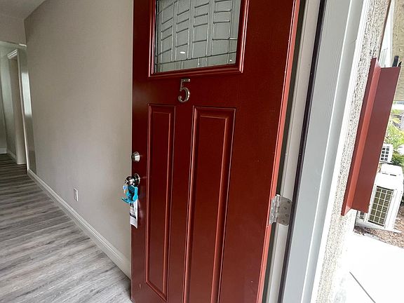 4th image of 816 S Marguerita Ave #5