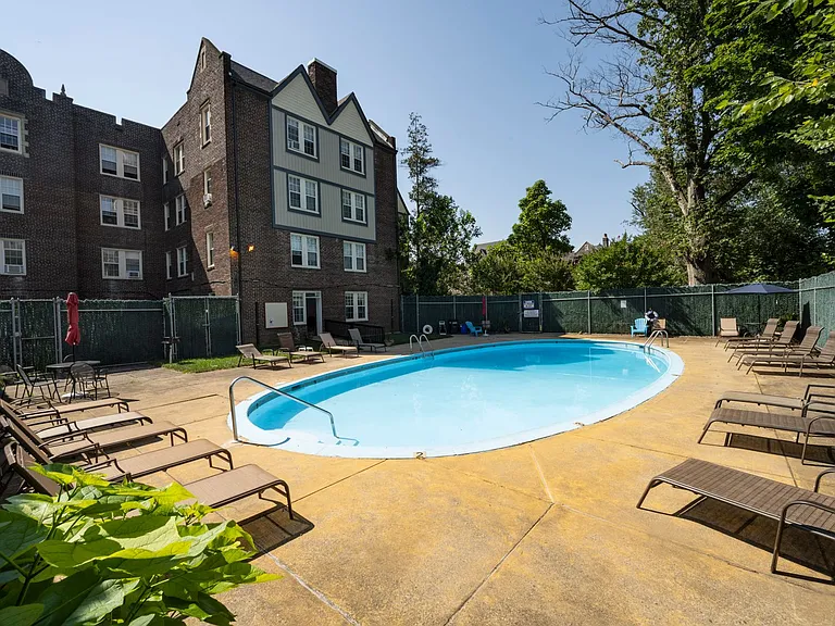 Upsal Gardens Apartments- Beautiful historical building with breathtaking charm! — Photo 27