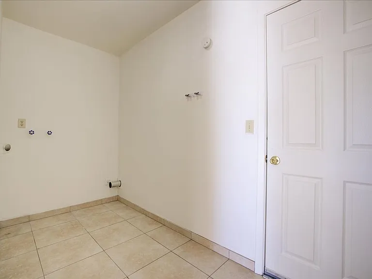 665 N Banff Ave — Photo 17