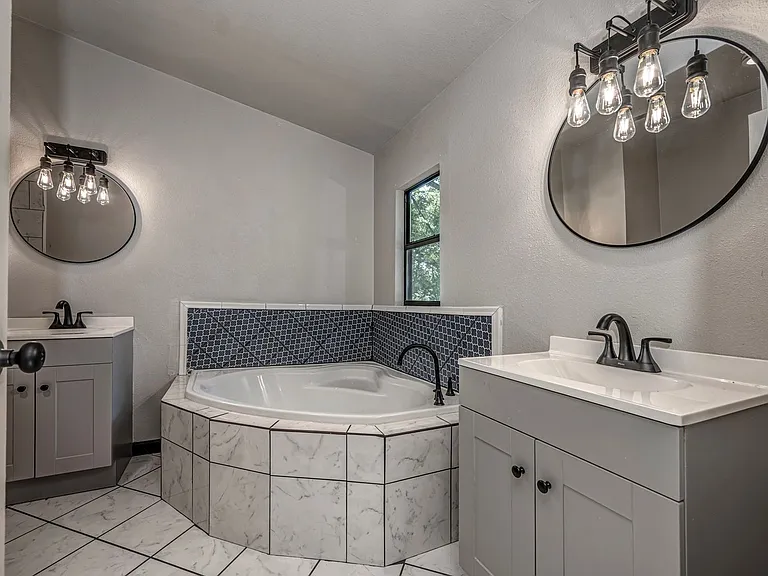 58 Divine Pl — Photo 11