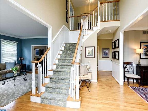 3rd image of 32 Yarmouth Ln