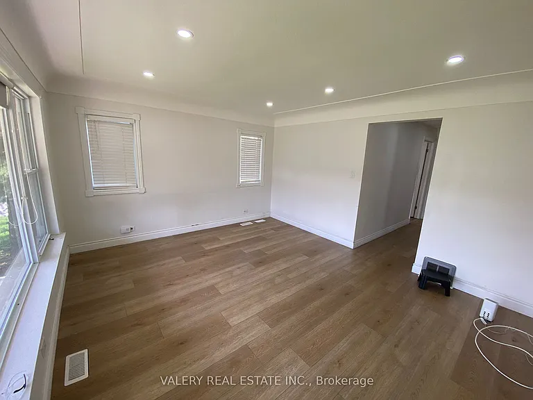 374 Edmonton St #MAIN — Photo 23