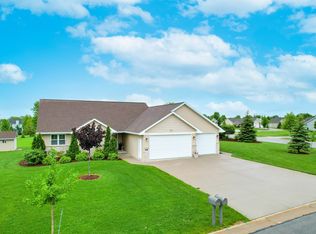 N1044 Summer Breeze Ln, Greenville, WI 54942