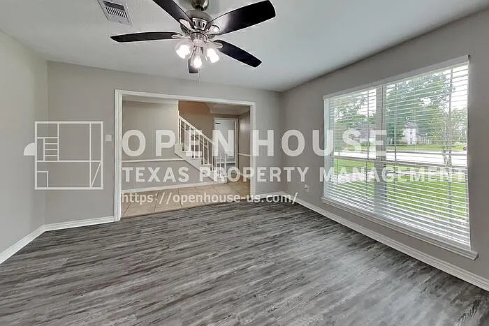 4 bed, 2.5 bath, 2672 sqft, $2,400 — Photo 3